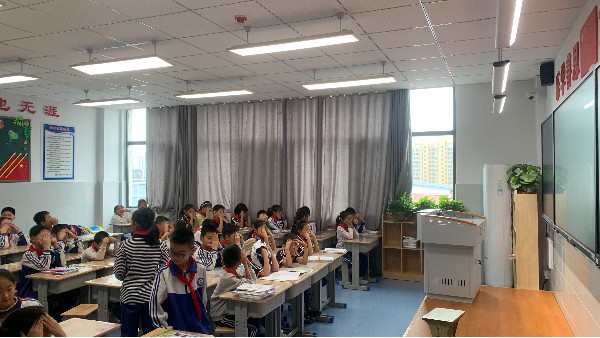 維格教育照明|新國(guó)標(biāo)引領(lǐng)護(hù)眼新時(shí)代，給<i style='color:red'>孩子</i>看得見(jiàn)的安全感